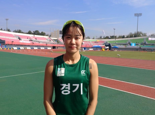 (익산=연합뉴스) 이영호 기자 = 14일 전북 익산시 익산종합운동장에서 열린 제99회 전국체전 여자 일반부 장대높이뛰기에서 4m로 우승한 임은지(성남시청)가 포즈를 취하고 있다. 2018.10.14horn90@yna.co.kr