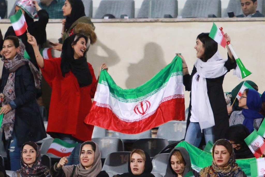 16일 테헤란 아자디스타디움에서 축구경기를 관람하는 이란여성들[트위터]