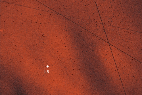 L5 주변의 먼지구름(선홍색 부분). 사선은 위성 흔적