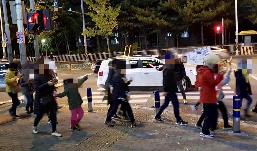 초등학생도 나선 소각장 이전 촛불시위