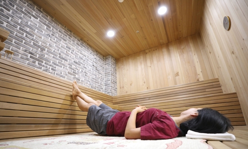사우나실에서 편안한 차림으로 치유하는 주민들.(성연재)