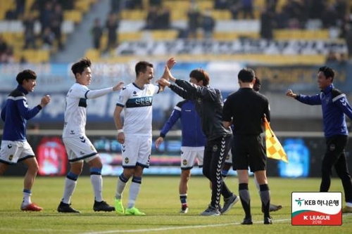 강원전에서 골을 넣은 인천의 무고사(중앙)가 기뻐하고 있다.