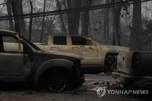 폐허로 변한 집터와 전소한 차량