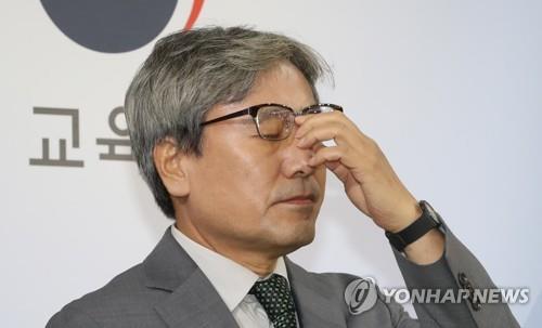난감한 표정의 출제위원장