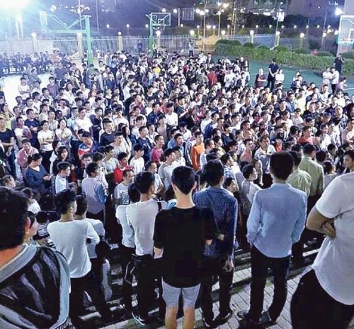 대규모 감원에 항의해 중국 보언광학에 몰려든 노동자들