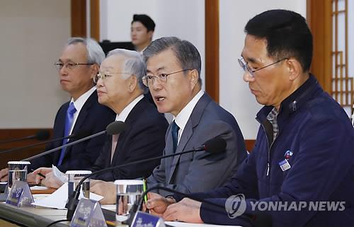 문 대통령, '새로운 사회적 대화를 위해'
