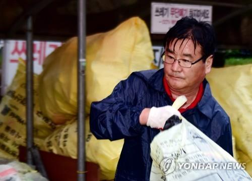 쓰레기 수거하는 최명서 강원 영월군수