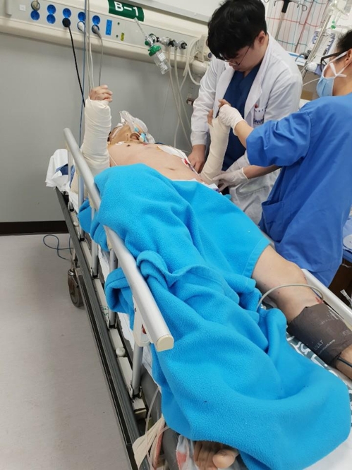 병원 치료받는 경비원