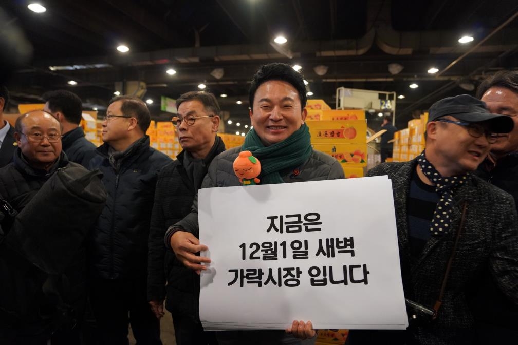 제주 감귤 홍보하는 원희룡 지사