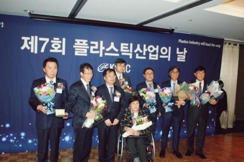 폴리텍대 장봉기 교수(왼쪽에서 2번째)가 지난달 28일 플라스틱산업의 날 기념행사에서 산업통상자원부장관 표창 수상 후 기념촬영을 하고 있다.
