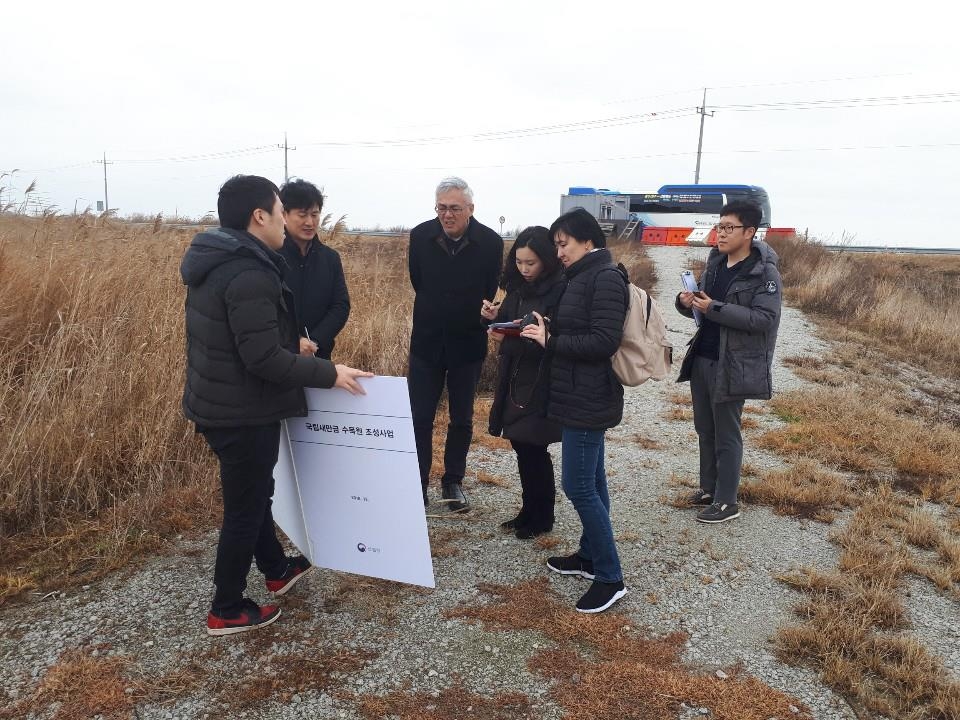 국립 새만금 수목원 조성지 현장조사하는 관계자들