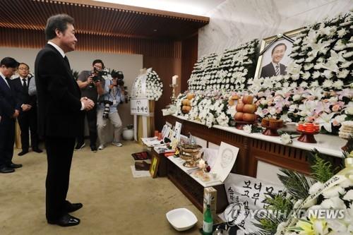 총리, 고 노회찬 원내대표 빈소 조문