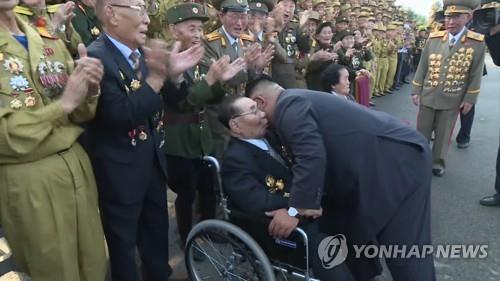 항일빨치산 출신 인사와 대화하는 김정은 위원장