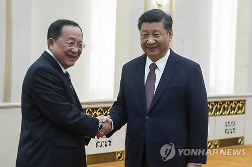 (베이징 AP=연합뉴스) 중국을 방문 중인 리용호 북한 외무상이 7일(현지시간) 베이징 인민대회당에서 시진핑 중국 국가주석과 악수하고 있다. leekm@yna.co.kr