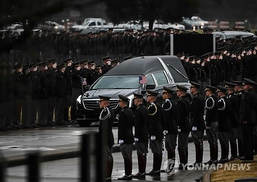 장지 도착한 부시 전 대통령 운구 행렬
