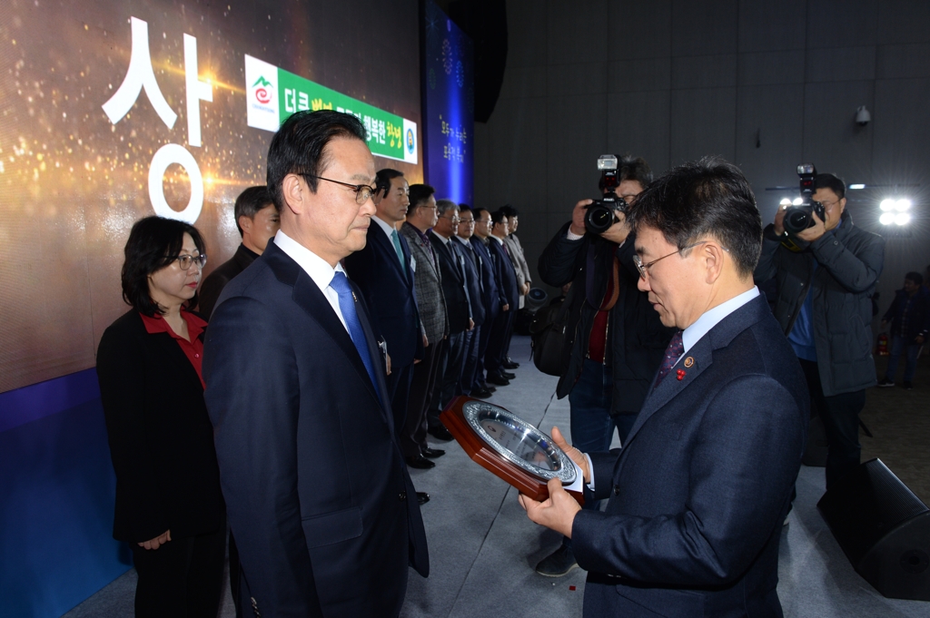 복지대상 받는 한정우 군수