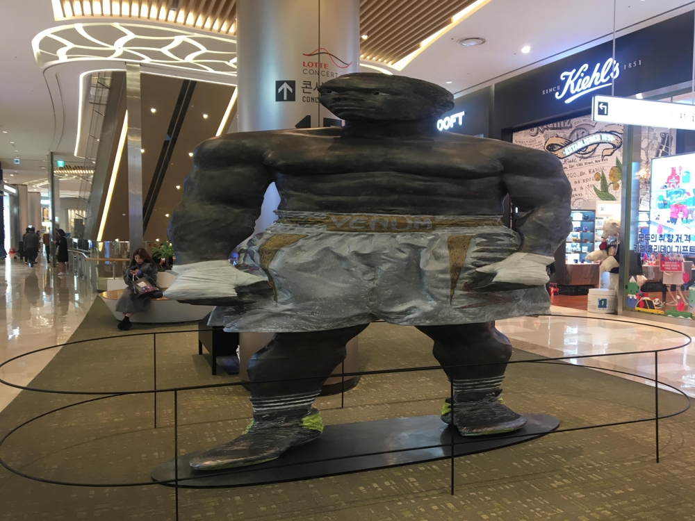 잠실 롯데월드몰에 설치된 난민 복서 길태산 선수의 조각상