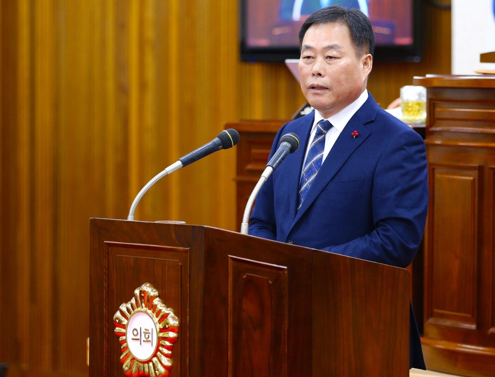 답변하는 김산 무안군수