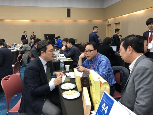 무역 상담하는 한성환 대표