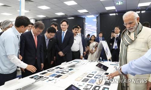 삼성전자 휴대전화 제품 설명듣는 문 대통령