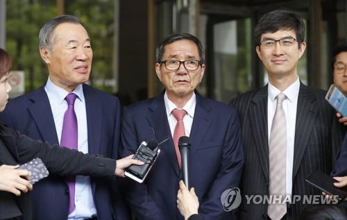 2017년 대법원판결 후 취재진 앞에 선 황 박사(가운데).