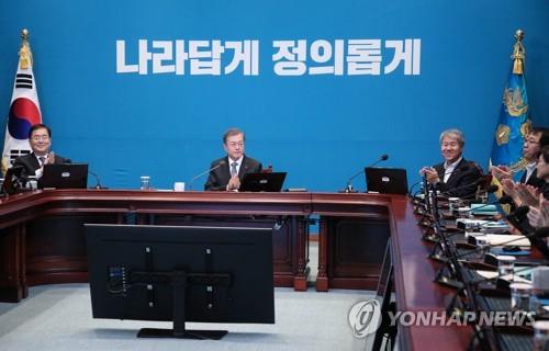문 대통령, 2018 고생한 모두를 위해 박수