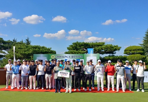2018 KPGA 챌린지 투어 11회 대회를 마친 뒤 기념촬영한 모습.