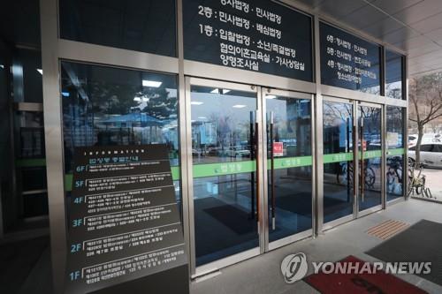(청주=연합뉴스) 이승민 기자 = 지난 10일 오후 청주지법 법정동 출입문이 닫혀 있다. 이날 청주지법에서 실형을 선고받은 김모씨가 법정구속 직전 도주했다.