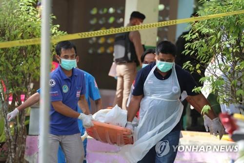 10일 빠따니주 한 학교에서 발생한 총격 테러 사망자 시신을 옮기는 의료진