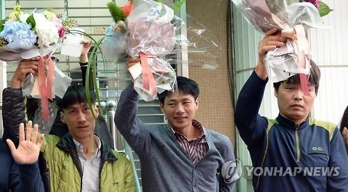'삼례 3인조' 누명을 썼다가 무죄 판결 후 기뻐하는 모습 [연합뉴스 자료사진]