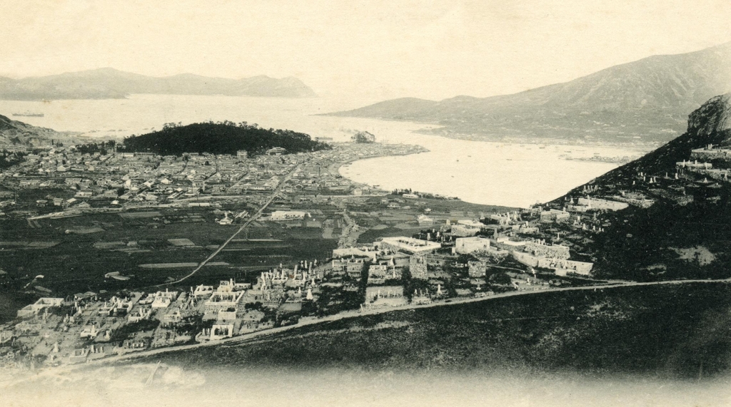 1909년 부산 서구 아미동 모습. 일본인 공동묘지 모습을 볼 수 있다.