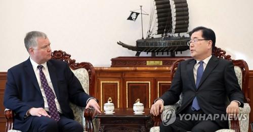 정의용, 비건 미 대북특별대표와 환담