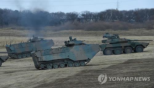 지바현의 한 훈련장에서 훈련하는 육상자위대 상륙강습차량과 탱크. [AFP=연합뉴스 자료사진] 