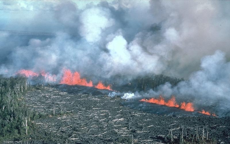 1983년 1월3일 첫 분화 때 지표 균열을 따라 솟구친 용암 분수 띠.