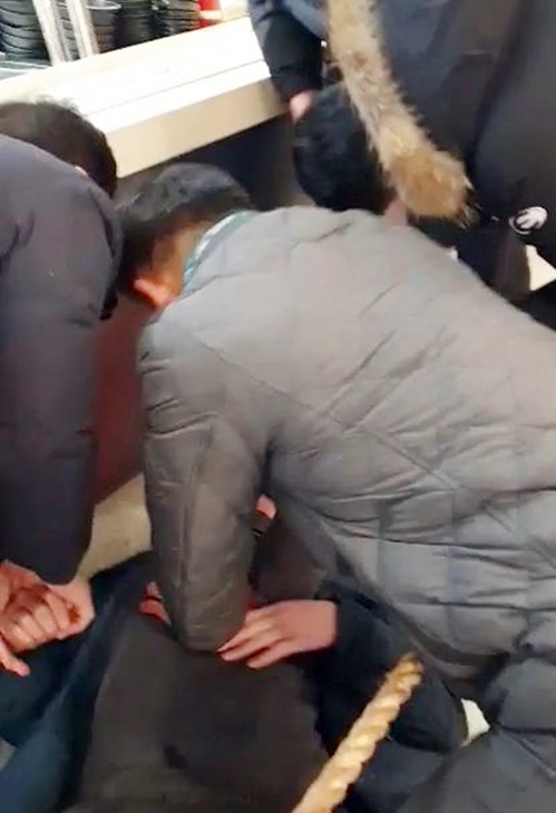 심폐소생술 하는 현대차 직원들