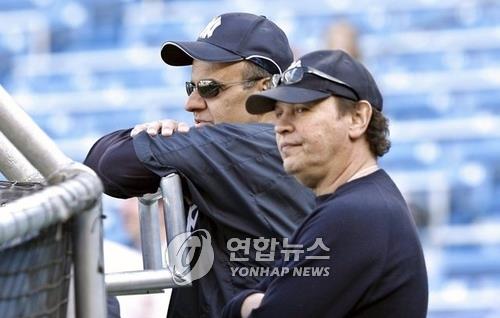 조 토리 전 양키스 감독과 배우 빌리 크리스털