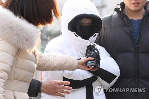 '버닝썬 마약공급 의혹 받는 애나' (서울=연합뉴스) 강민지 기자 = '버닝썬 마약공급 의혹'을 받고있는 중국인 여성 '애나'가 16일 오전 서울 동대문구 서울지방경찰청마약수사대 조사실로 향하며 취재진의 질문을 받고 있다. 2019.2.16 mjkang@yna.co.kr(끝)