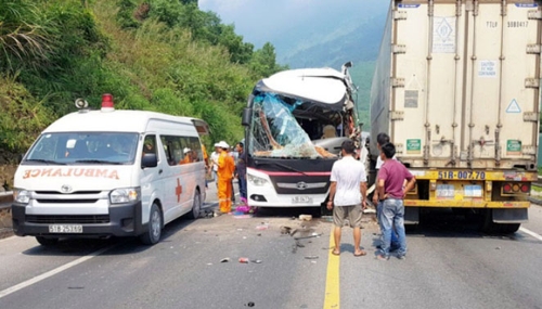 베트남서 한국 관광객들 탄 버스, 트럭과 충돌…11명 부상 [뚜오이쩨 캡처]