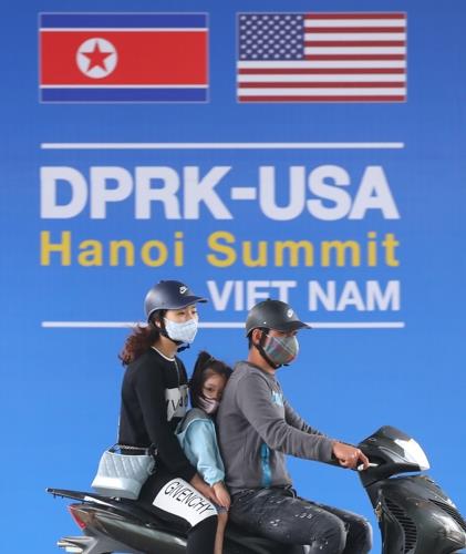 베트남 주요 도로에 세워진 북미정상회담 입간판