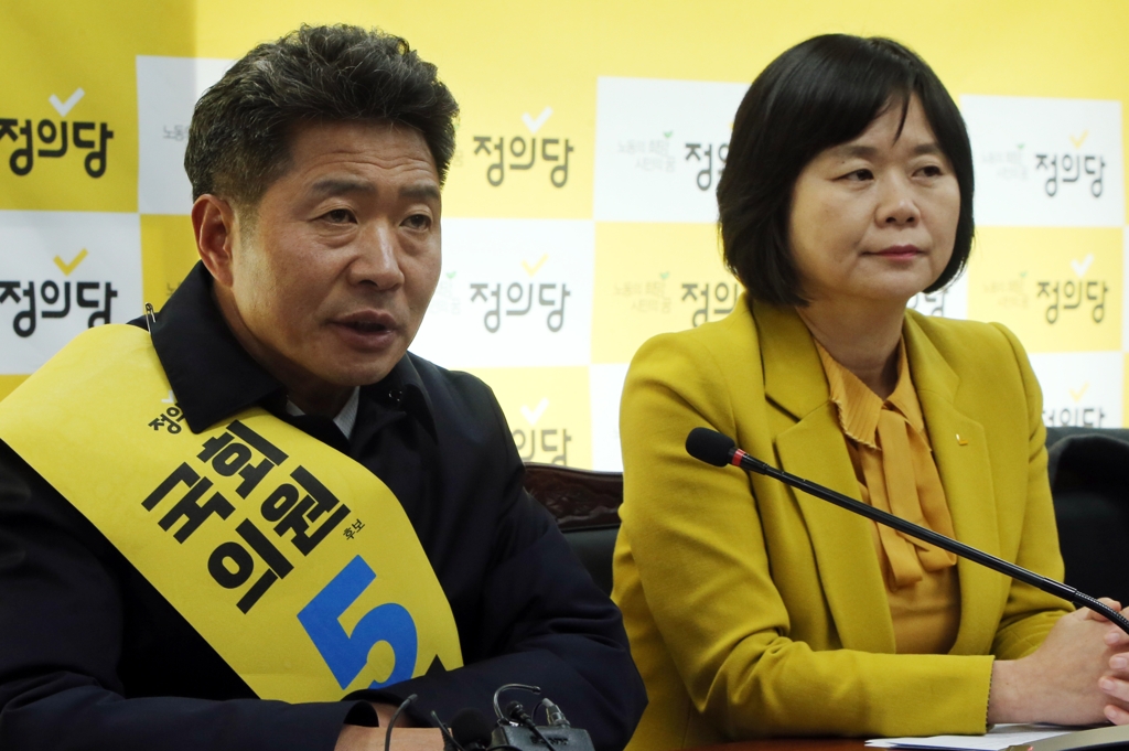 (창원=연합뉴스) 이정훈 기자 = 21일 경남 창원시의회 소회의실에서 열린 정의당 현장상무위원회의에서 여영국 4·3 창원성산 보궐선거 후보가 발언하고 있다. 2019.2.21
