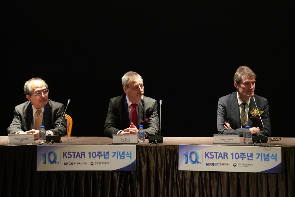 인터뷰하는 핵융합 연구 석학들