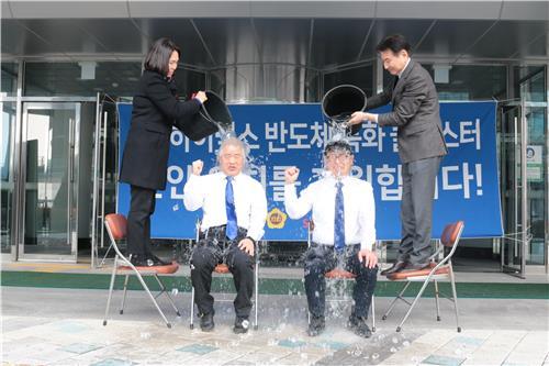 아이스버킷 챌린지 하는 오인철(오른쪽)·한옥동(왼쪽) 충남도의원