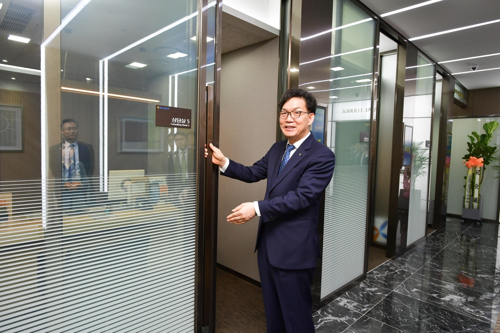 NH농협은행, 사생활 보호 창구 있는 삼성역 루첸타워지점 열어