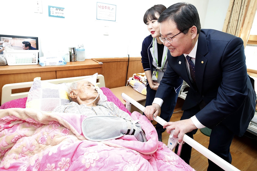 애국지사 위문하는 문인 광주 북구청장