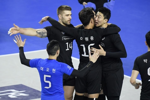 현대캐피탈의 신영석(맨 오른쪽)이 한국전력전에서 득점 후 기뻐하고 있다.