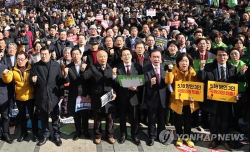 '5.18 망언 규탄 범국민대회' (서울=연합뉴스) 김인철 기자 = 23일 오후 서울 청계광장에서 열린 '5.18 민주화운동 왜곡 모독 망언 3인 국회의원 퇴출, 5.18 학살·역사왜곡 처벌법 제정, 자유한국당 규탄 범국민대회'에서 이용섭 광주시장(앞줄 왼쪽 두번째부터), 박원순 서울시장, 박석운 한국진보연대의 공동대표, 민주평화당 정동영 대표, 장병완 원내대표, 정의당 심상정 의원, 윤소하 원내대표가 임을 위한 행진곡을 부르고 있다. 2019.2.23 yatoya@yna.co.kr(끝)