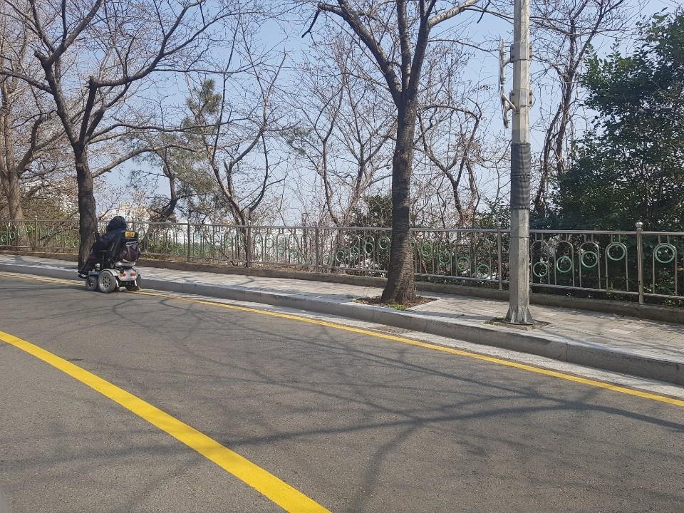 좁은 인도 탓 도로 이용하는 장애인