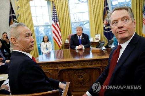 트럼프 대통령의 中류허 부총리 면담 배석한 라이트하이저 대표(오른쪽)