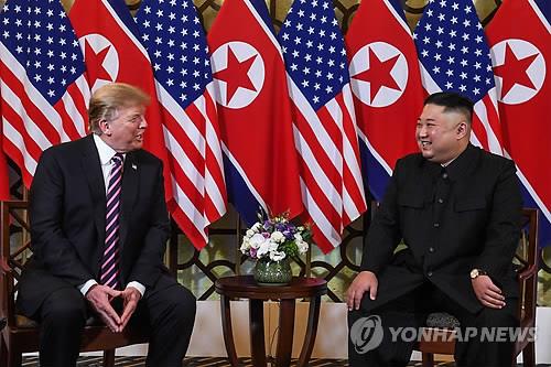김정은과 얼굴 마주한 트럼프 "1차 때보다 더 성공하길 기대"