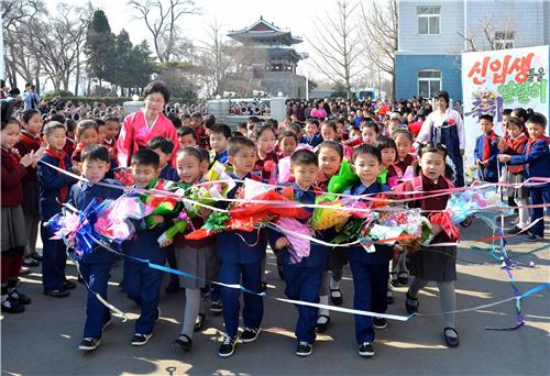 (평양 조선중앙통신=연합뉴스) 2017년 평양 시내 한 소학교 입학식에서 신입생들이 선배들의 박수를 받으며 운동장에 들어서고 있다. 